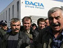 Angajaţii Dacia protestează faţă de aplicarea noii taxe auto/timbru de mediu 2013