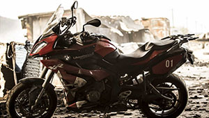 foto-bmw s 1000 xr joaca in resident evil the final chapter