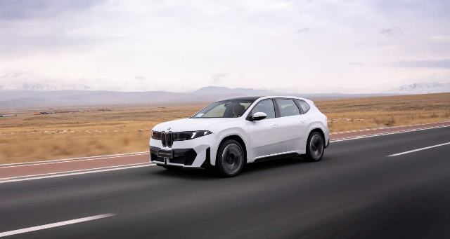 BMW iX3 cu ampatament lung: teste riguroase pe drumurile din China