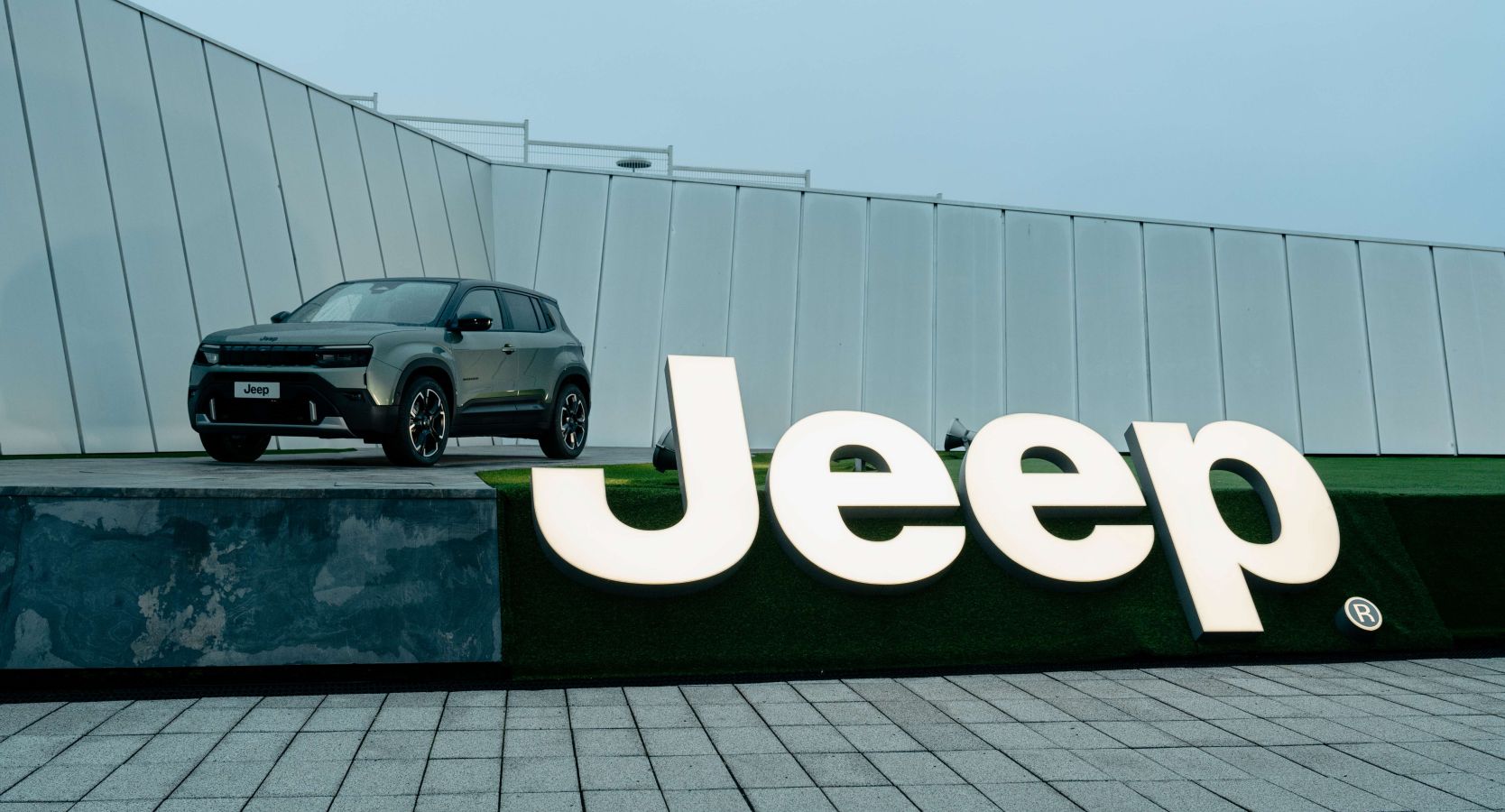 Noul Jeep Avenger a atras toate privirile pe Stadionul Allianz printr-o acțiune spectaculoasă